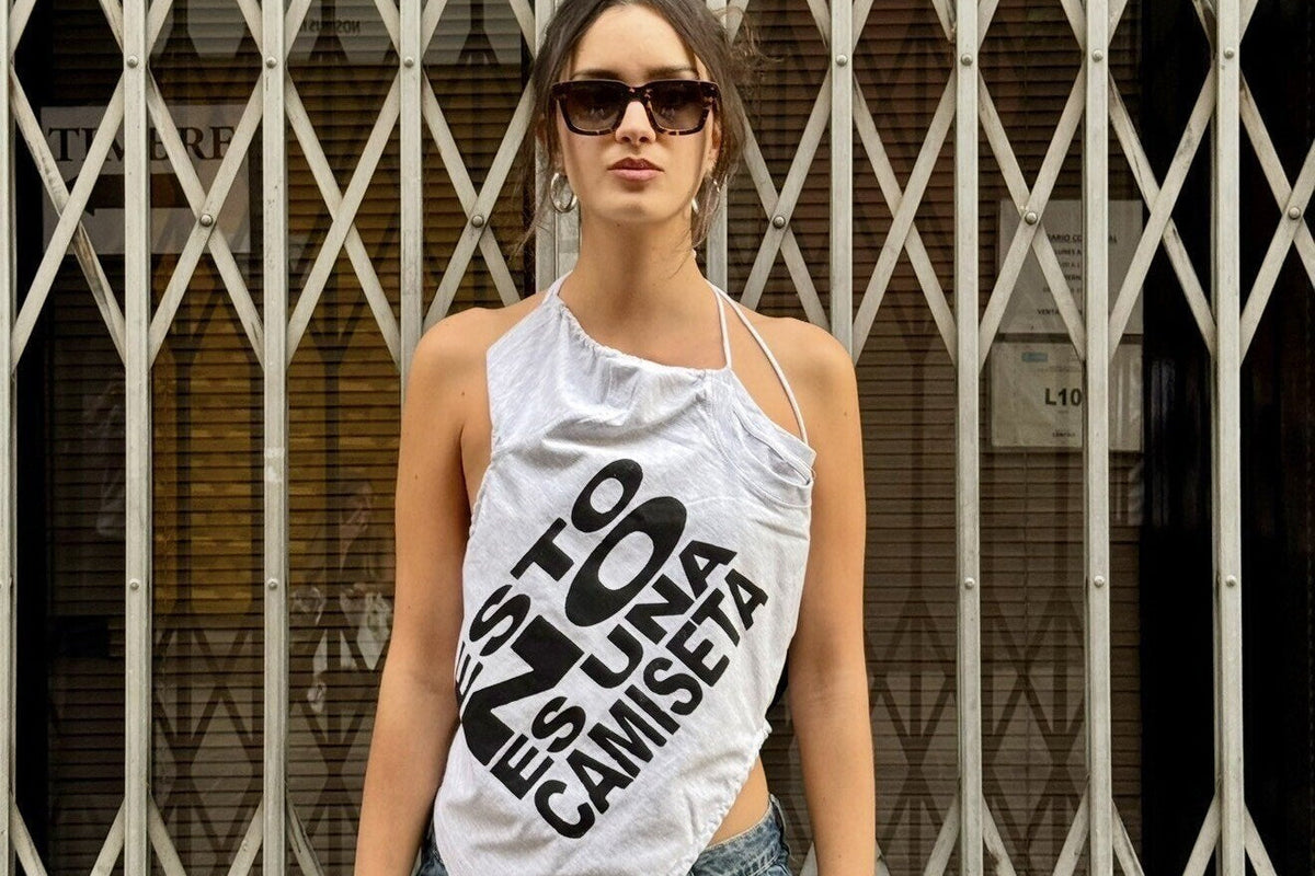 Baby tee No Es Una Camiseta de viruslove, serigrafía hecha a mano